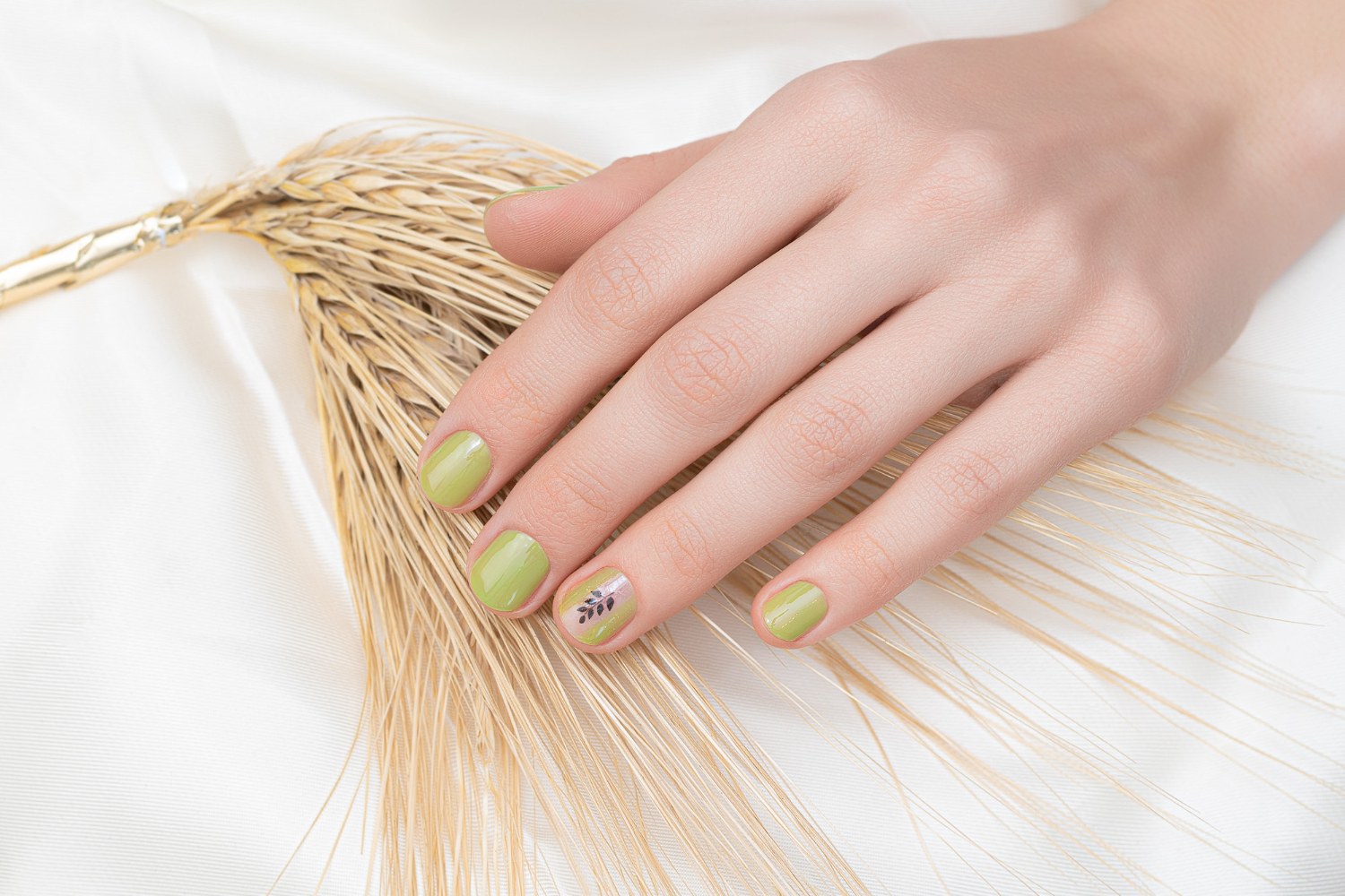 green-nail-design-female-hand-with-glitter-manicure